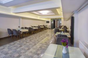 イスタンブールにあるSim Hotelのテーブルと椅子が備わるレストラン