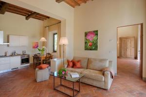 una sala de estar con un sofá y una mesa en La Valletta Boutique Wine Estate, en Panzano