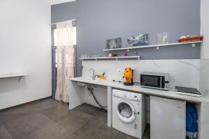 lavadero con lavadora y lavadora en B&B Verga, en Catania
