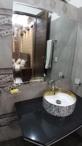 Ένα μπάνιο στο Al-Nafay Guest House R1