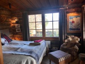 ein Schlafzimmer mit einem Bett in einem Blockhaus in der Unterkunft The Swiss hut 30 minutes from Copenhagen in Kvistgård