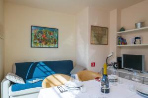 salon z niebieską kanapą i stołem w obiekcie Apartment Manto Free Parking w Rovinj