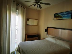 Schlafzimmer mit einem Bett und einem Deckenventilator in der Unterkunft Rihuete in Puerto de Mazarrón