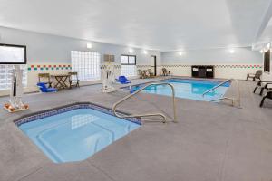Swimmingpoolen hos eller tæt på Days Inn by Wyndham Bernalillo