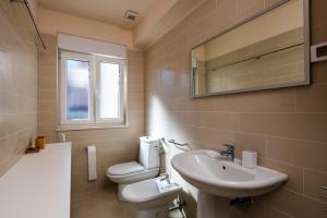 łazienka z umywalką, toaletą i lustrem w obiekcie Apartment Manto Free Parking w Rovinj +24 zdjęcia