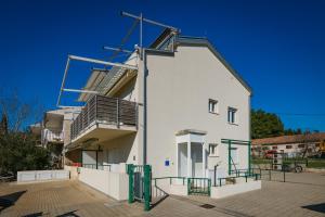 biały budynek ze schodami na boku w obiekcie Apartment Manto Free Parking w Rovinj