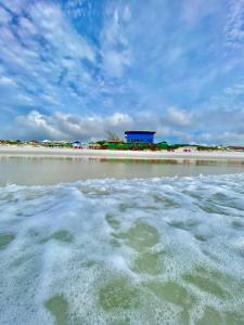 カボ・フリオにあるPousada My House Cabo Frioの青い建物を背景にした水