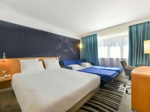 En eller flere senge i et værelse på Novotel La Rochelle Centre