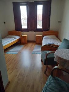 A bed or beds in a room at Vadászkürt Vendégfogadó