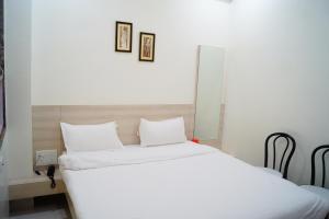 En eller flere senger på et rom på Hotel Shree Shyam International