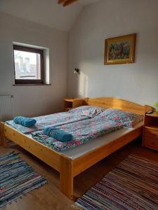 A bed or beds in a room at Vadászkürt Vendégfogadó