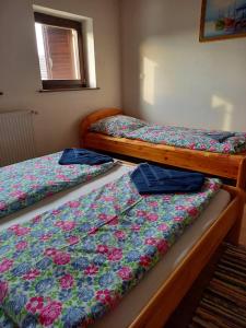 A bed or beds in a room at Vadászkürt Vendégfogadó