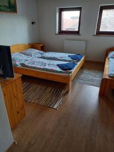 A bed or beds in a room at Vadászkürt Vendégfogadó