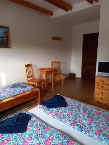 A bed or beds in a room at Vadászkürt Vendégfogadó