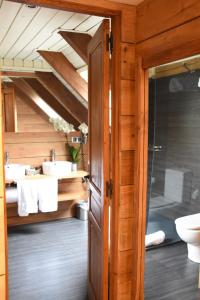 a bathroom with a toilet and a sink at Hotel Val de Ruda in Baqueira-Beret