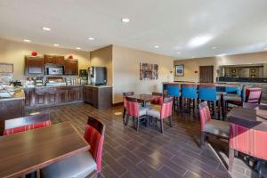 A restaurant or other place to eat at Comfort Inn Shelbyville North