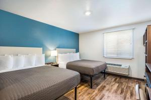 Кровать или кровати в номере WoodSpring Suites Bradenton