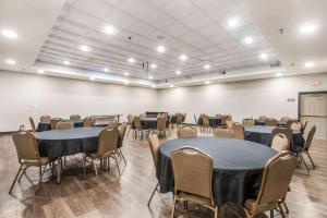 uma sala de conferências com mesas e cadeiras em Comfort Inn & Suites em Fairburn