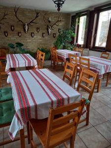 A seating area at Vadászkürt Vendégfogadó