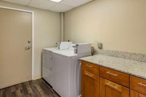 Bathroom sa Comfort Inn & Suites near Six Flags