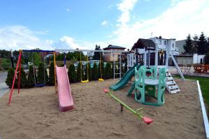 Pokoje i Domki "Zaciszny" - Mielno tesisinde çocuk oyun alanı