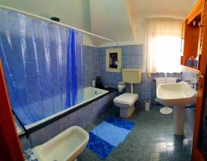 a bathroom with a toilet and a tub and a sink at La casa di Loryanne in Avezzano