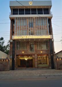 ein Gebäude mit einem Schild auf der Vorderseite in der Unterkunft Hotel Shree Shyam International in Bilāspur