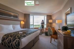 Rúm í herbergi á Clayton Hotel Silver Springs