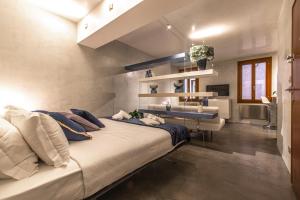 um quarto com uma cama grande e uma secretária em Studio San Marco R&R em Veneza