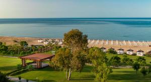 een luchtzicht op het strand van een resort bij Akra Sorgun Tui Blue Sensatori - Ultra All Inclusive in Side