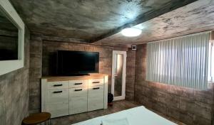 TV a/nebo společenská místnost v ubytování Lazy Lounge Apartments