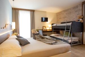 sypialnia z 2 łóżkami piętrowymi i pokojem w obiekcie Chalet Tovel - Mountain Lake w mieście Tuenno