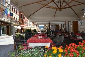 阿夏戈的住宿－Hotel Alpi - Asiago，户外餐厅设有桌椅和鲜花