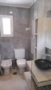 La salle de bains est pourvue de toilettes et d'un lavabo. dans l'établissement dolce casa 2, à San Clemente del Tuyú