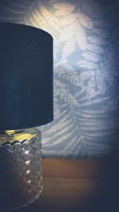 une lampe assise au-dessus d'une table dans l'établissement Sandyhill Guest House, à Pembrokeshire