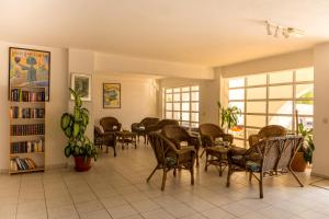een wachtkamer met stoelen en een tafel bij cantinho do mar in Albufeira