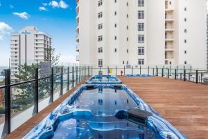 wanna z hydromasażem na balkonie budynku w obiekcie Ocean-View Studio Near Beach with Rooftop Jacuzzis w mieście Gold Coast