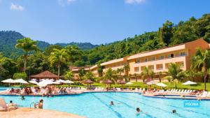 una piscina en un complejo con gente dentro en Vila Galé Eco Resort Angra - All Inclusive, en Angra dos Reis