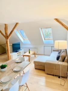 uma sala de estar com uma cama e uma mesa em Gîte "Rempart Sud" à Ribeauville em Ribeauvillé