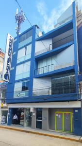 a blue building with a sign on the side of it at Hotel CanCun in Jaén