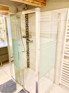 y baño con ducha y puerta de cristal. en Gîte "Rempart Sud" à Ribeauville, en Ribeauvillé