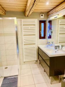 a bathroom with a sink and a shower at Gîte "Rempart Sud" à Ribeauville in Ribeauvillé