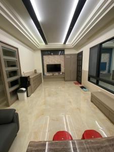un ampio soggiorno con divano e TV di Enjoy House a Magong