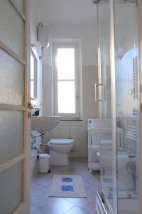 A bathroom at La Casa della Fiore Még 33 kép