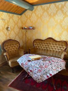 ein Schlafzimmer mit einem Bett und einem Stuhl mit einem Buch darauf in der Unterkunft Olsbacka cottage in Falun