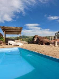 Bazén v ubytování Chácara Recanto das Pedras - Socorro/SP - WiFi e Pebolim nebo v jeho okolí