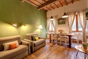 - un salon avec un canapé et une table dans l'établissement Mamo Florence - GM Apartment, à Florence