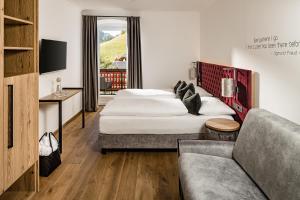 Postel nebo postele na pokoji v ubytování Grand Hotel Wolkenstein