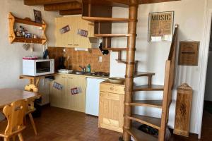 cocina con escalera de caracol en Duplex en station vue sur lac Leman, en Thollon-les-Mémises