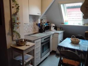 a small kitchen with a stove and a table at Ferienwohnung Casa Capurso in Glückstadt